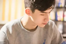 小说：女孩第一次带男友回家，爸爸突然抱住男子流泪，紧拽着不放图片