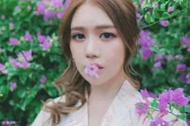 小说：变态男误闯女厕所，不道歉还做出格举动，美女一招使他下跪图片