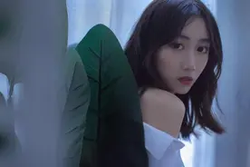 小说：美女崴了脚没办法走路，穷小伙一把脱掉她鞋子：我帮你揉揉图片