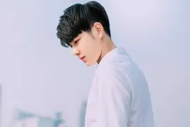 小说：末世来临，她每天都会去外面转一圈，暗中观察谁是救世主图片