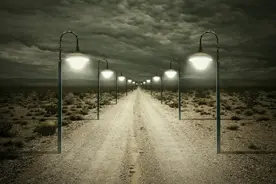 小说：本以为绑了个貌美少女，没想到是她居然是异形……图片