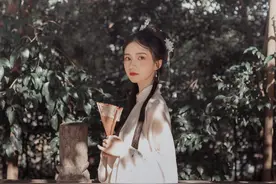 小说：她穿越成女帝，却像个恶毒女配，被囚禁后，小命都快没了图片