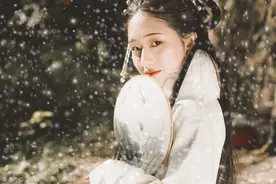 小说：荒年里人们流离失所，农妇却和孩子们住进了舒适的房子图片