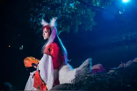 小说：胖子伸手将美女一推，美女竟扑到了小伙身上，两张嘴亲上了图片