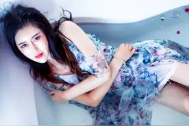 小说：荒郊野岭，她崴了脚，还碰见一个坏男人，这可怎么办图片