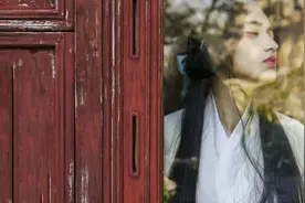 小说：生气的纨绔子弟踢坏了一扇门，竟然要赔一块中品灵石？图片