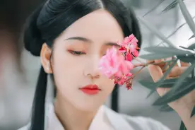 小说：他为了完成任务在街上假扮乞丐，却被她一眼相中抢回家拜堂图片