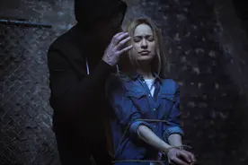 小说：我是出马仙儿，在黑暗房间里解怨，却突然传来了敲门声图片