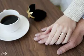 小说：离婚半年，总裁给前妻送订婚喜帖，却碰上她火化，他疯了图片