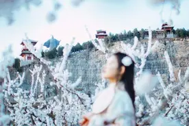小说：红衣男子要认小女娃当妹妹？图片