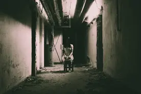 小说：晚上照镜子见左肩多出黑手印，回想起那件事，吓得我冷汗直冒图片