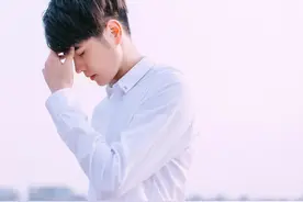 小说：他紧盯着她的双眼，她也毫不示弱，眼中露出讥讽图片