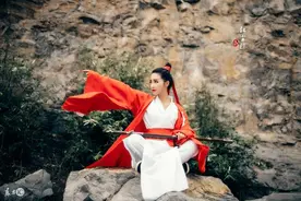 小说：风沙不常见，生死不相随。红尘误我，我误你。图片