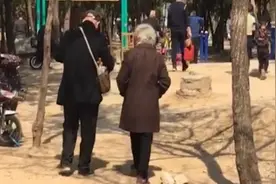 嫁给爱情的模样!白发老夫妻一起打乒乓球 相互依偎画面温馨