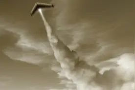 小说：末世捡到校花级美女，那一瞬间，我邦邦硬了...拳头硬了！图片