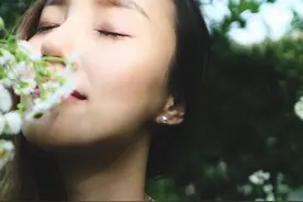 小说：少女穿越到兽世，住山洞却没有床，有小恐龙崽过来帮忙刨床图片