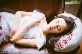 小说：小伙赌石现场，切出满料阳绿翡翠，价值300万，众人哗然图片