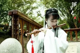 故事：少女想驯服鬼獒，鬼獒不吃东西，少女陪鬼獒不吃不喝图片