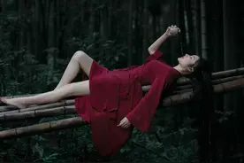 小说：她是一名修真者，在城市上空御剑飞行被人拍到，意外火了图片