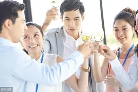 小说：小伙带仨美女流落荒岛，挖野菜，却意外找到自己飞机的残骸图片