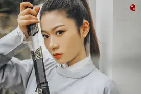 小说：脚下一滑，他和曾紫烟掉进了一处地洞中。图片