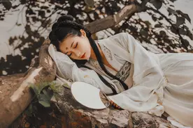 小说：宫闱中错综复杂，贵妃明知皇上对他人动了心思，却还要配合图片