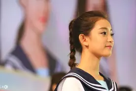 小说：叶小树满脸通红推开夏冰冰：“不许再说了，睡觉....”图片