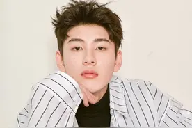 小说：女孩刚转学便成校花，小伙却一语逗笑全校人：我俩青梅竹马图片