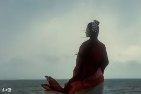 小说：步入一座无人的山洞之中，他竟然发现了一只巨蜥与少女……图片