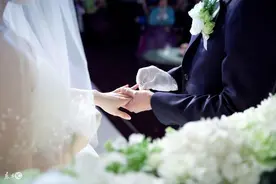 小说：欧阳彻指尖的骰子被狠狠砸到赌桌中央，霎时间碎成了两半图片