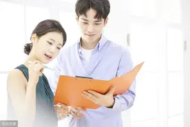 小说：送孩子读书是炫富吗？男子开保时捷送孩子上学，引发关注图片