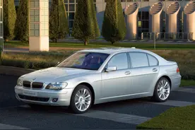 全新宝马7系91.9万起，后排31英寸大屏，这回能赢奔驰S级了？图片