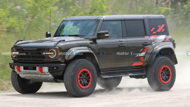 美系越野不止有Jeep，还有福特Br><p></p><p></p><p>外观上，新款福特Bronco Raptor大灯为圆形大灯，引擎盖改更是比较平直，进气格栅造型上也是很独特，前护板车犹如是铠甲一般，这样的护板带来的安全性上要更加的高。</p><p></p><img src=