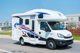 赛德白鲸依维柯C型房车，大客厅配6座三床，内外双炉灶带12度电图片