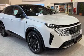 2024款标致E-3008 GT内部功能和后备箱空间展示