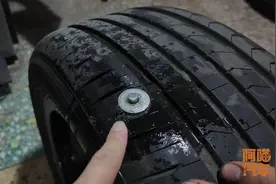 轮胎扎了钉子能拔出来吗？喵哥给你亲自演示，做错了轮胎报废图片