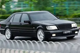 90年代车界天花板！7.3升V12+582马力，当年这台虎头奔屠榜吉尼斯图片