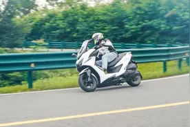 操控惊艳的大平踏—26999光阳ST250摩智测评图片