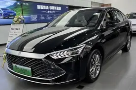比亚迪秦PLUS DM-i冠军版到店，黑色涂装大气，内饰小改，配置完善图片