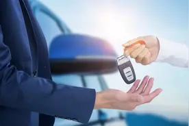 消费下滑，现在连二手车都卖不出去了图片