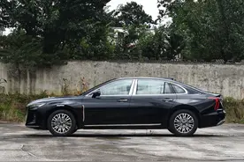 一汽红旗H5，造型大气，车长4988mm搭载1.5T，不到16万起卖图片