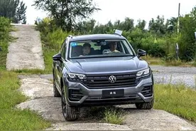 综合优惠18万，托森四驱+硬核底盘，大众途锐买现款还是等新款？图片