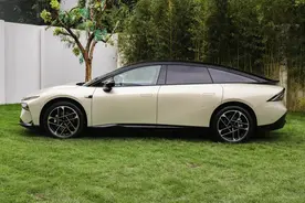 浅试小鹏P7+，舒适取向空间超大，纯视觉方案比较激进图片