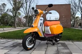 9L大油箱！三業复古踏板都灵125：顶配8980元，却有TCS和加热手把图片