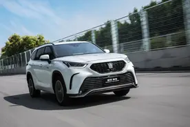 驾质315：一汽丰田皇冠陆放亏电成日常，车上需备搭电宝图片