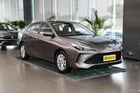 限时价4.99万起！搭1.5L动力，车长4676mm，解析荣威i5图片