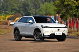 全新本田e:NS1即将上市，一款LOGO会发光的纯电小型SUV图片