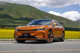 试驾岚图追光：续航超700km，底盘有高级感，驾驶质感一流！图片