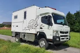 三菱Fuso轻卡房车，3.0T柴油全时四驱带锁，后双床独立卫浴图片