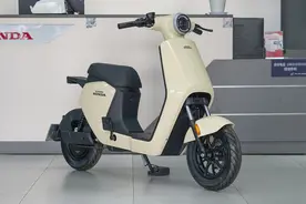 售3999元，新大洲本田代步踏板，配前后碟刹，还带无钥匙启动图片